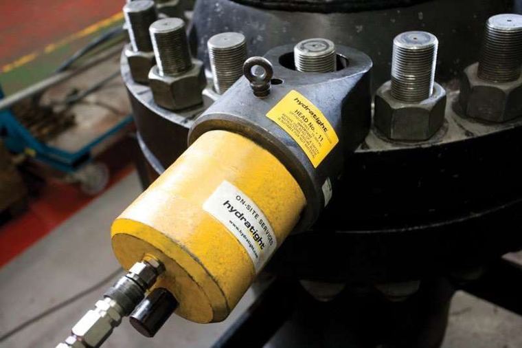 Rompetuercas hidráulico Hydratight sobre brida