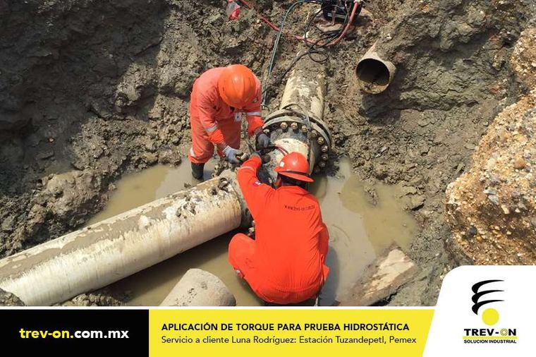 Aplicación de torque controlado en brida de tubería